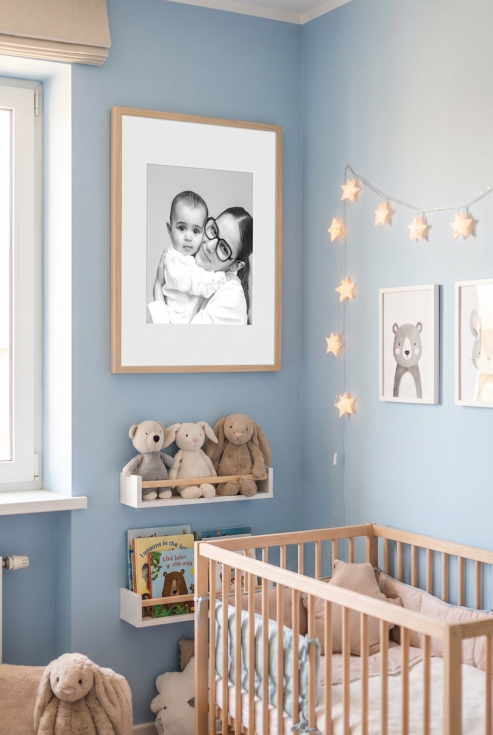 Portrait noir et blanc d'une maman et son bébé, encadré dans une chambre d'enfant