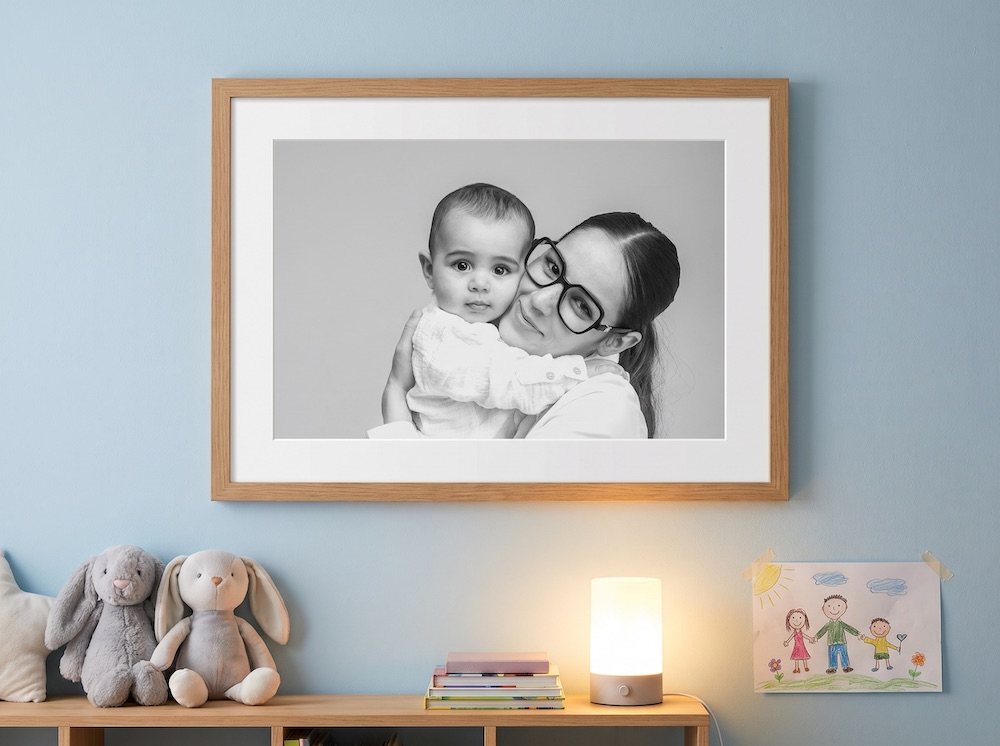 Portrait maman et bébé encadré dans une chambre d'enfant