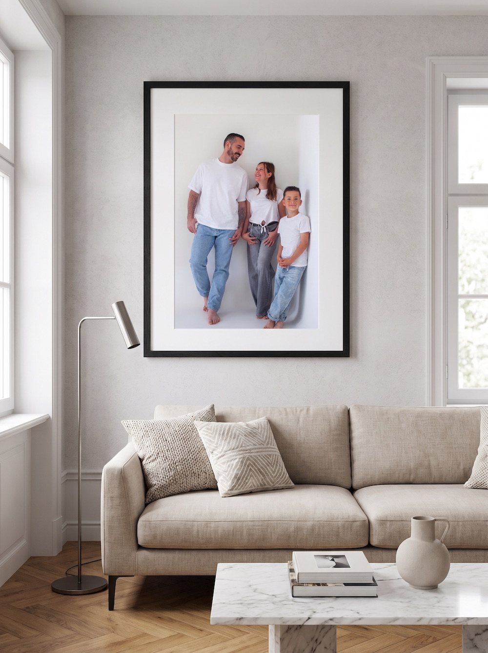 Grand portrait de famille encadré au-dessus d'un canapé